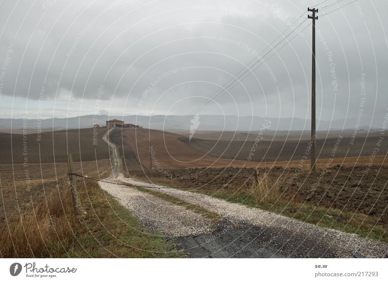 Toskana [1] Strommast Hochspannungsleitung Landschaft Erde Wolken Feld Hügel Ferienhaus Bauernhof Wege & Pfade Erholung Ferne Unendlichkeit braun grau Sehnsucht