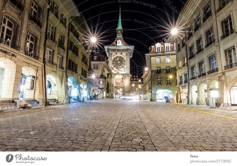 Zytglogge in Bern Kanton Bern Hauptstadt Schweiz Uhr Nacht Langzeitbelichtung Menschenleer Pflastersteine Kopfsteinpflaster Altstadt Licht Blendensterne Abend