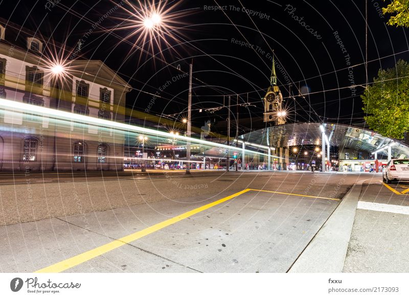 Bern Bahnhoft bei Nacht Straßenbahn Bern Mobil Libero Abo Langzeitbelichtung Licht Schweiz SBB Baldachin Beleuchtung