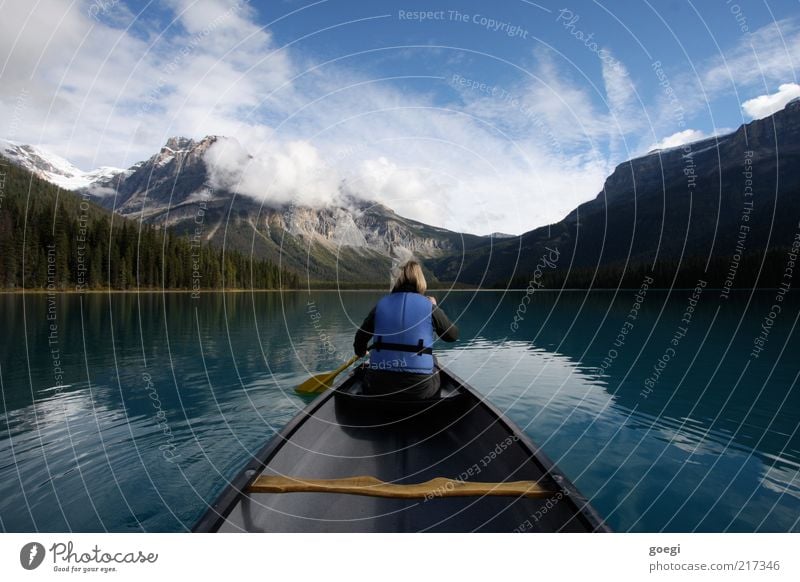 das Ufer wechseln Freizeit & Hobby Ferien & Urlaub & Reisen Ausflug Abenteuer Berge u. Gebirge Frau Erwachsene 1 Mensch Natur Landschaft Wasser Himmel Wolken