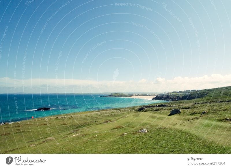 cornish hills Umwelt Natur Landschaft Wasser Himmel Sommer Wetter Schönes Wetter Gras Wiese Hügel Küste Strand Bucht Meer Insel blau grün England Großbritannien