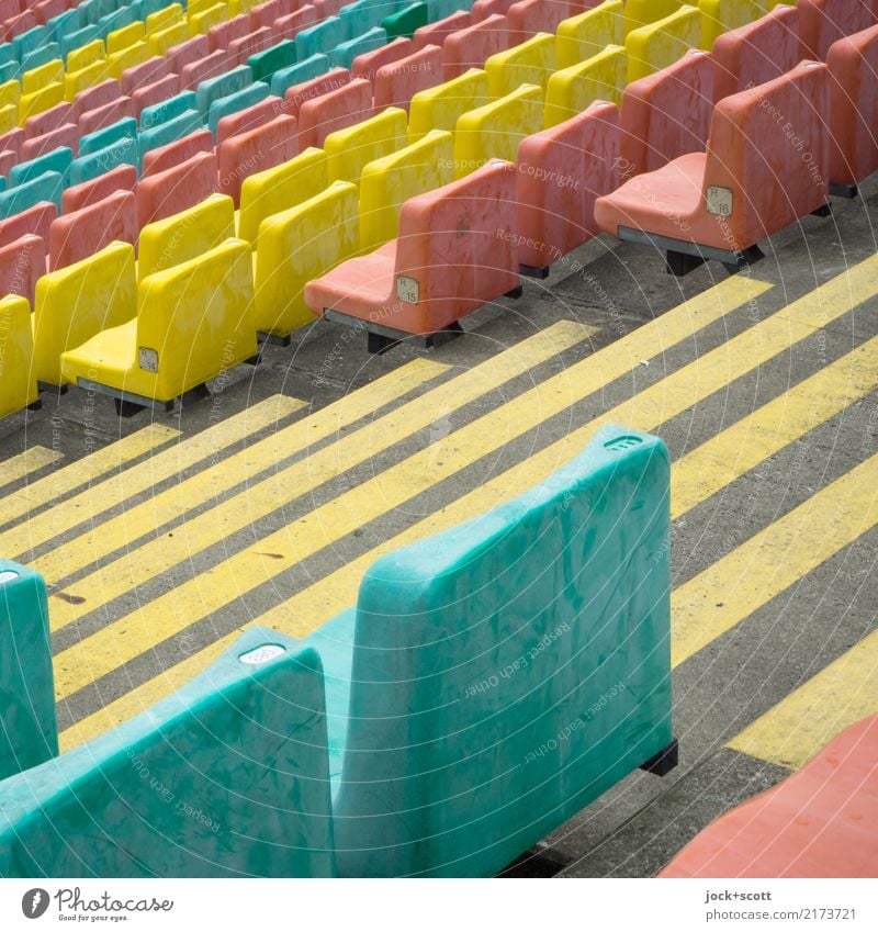 Sitz Gang Sitz Stil Tribüne Stadion Sitzreihe Prenzlauer Berg Treppe Sitzgelegenheit Kunststoff Streifen Bodenmarkierung authentisch viele Stimmung Sicherheit