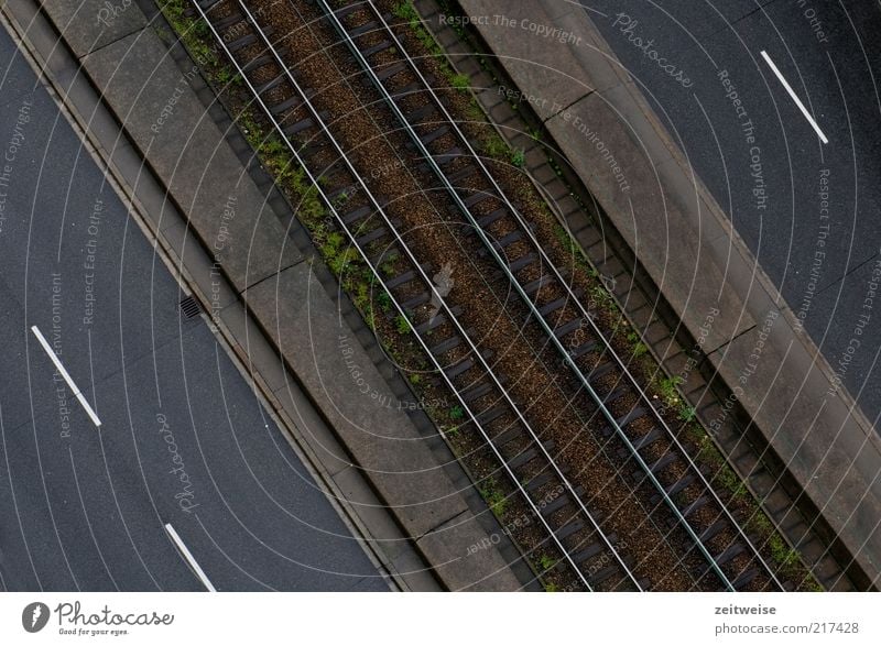 weg Menschenleer Verkehrswege Öffentlicher Personennahverkehr Straßenverkehr braun grau Straßenbelag Gleise Schienennetz Mittelstreifen Farbfoto Gedeckte Farben