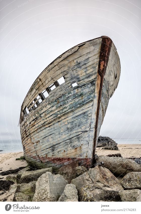 Aus der Zeit Horizont Felsen Fischerboot Holz alt hoch maritim blau braun Einsamkeit Idylle Tod Zerstörung Schiffswrack Bootswrack verrotten Farbfoto