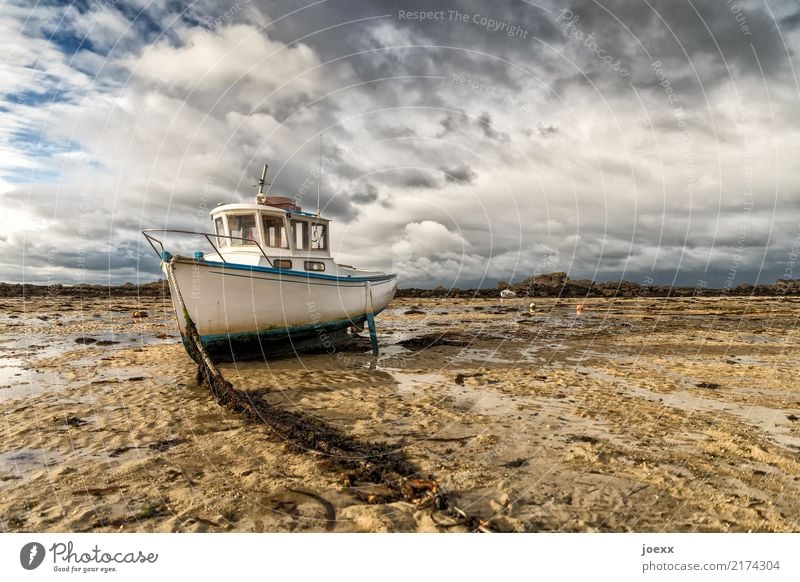 Warten Natur Landschaft Himmel Wolken Schönes Wetter Küste Schifffahrt Fischerboot liegen maritim blau braun grau weiß Gelassenheit ruhig Hoffnung Fernweh