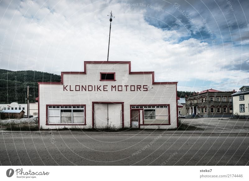 Dawson City Alaska Kleinstadt Menschenleer Bauwerk Werkstatt Fassade Mittelstand Nostalgie Verfall Vergangenheit Vergänglichkeit Insolvenz Unbewohnt