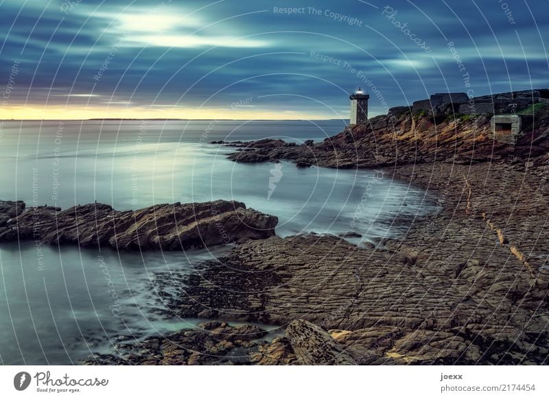 Herz brennt Landschaft Wasser Himmel Sonnenaufgang Sonnenuntergang Schönes Wetter Felsen Küste Meer Frankreich Leuchtturm leuchten alt maritim blau braun gelb