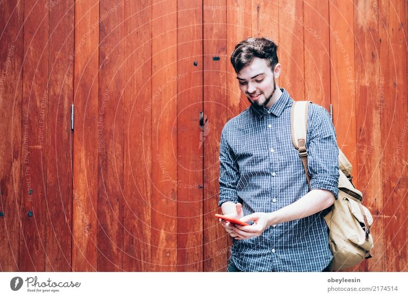 Porträt eines glücklichen Mannes benutzen sein Telefon im Markt Lifestyle Freude Glück Gesicht Leben Freiheit Sommer Erfolg PDA Fotokamera Mensch Frau