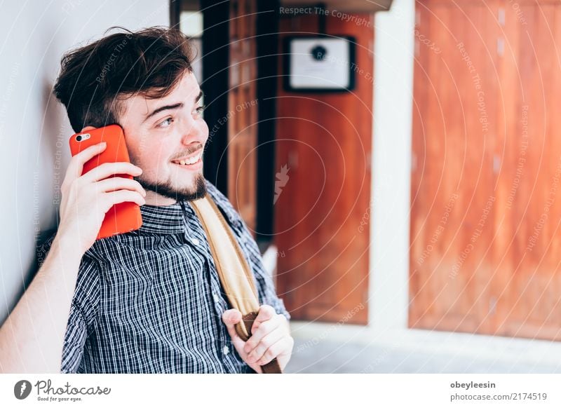 Porträt eines glücklichen Mannes benutzen sein Telefon im Markt Lifestyle Freude Glück Gesicht Leben Freiheit Sommer Erfolg PDA Fotokamera Mensch Frau