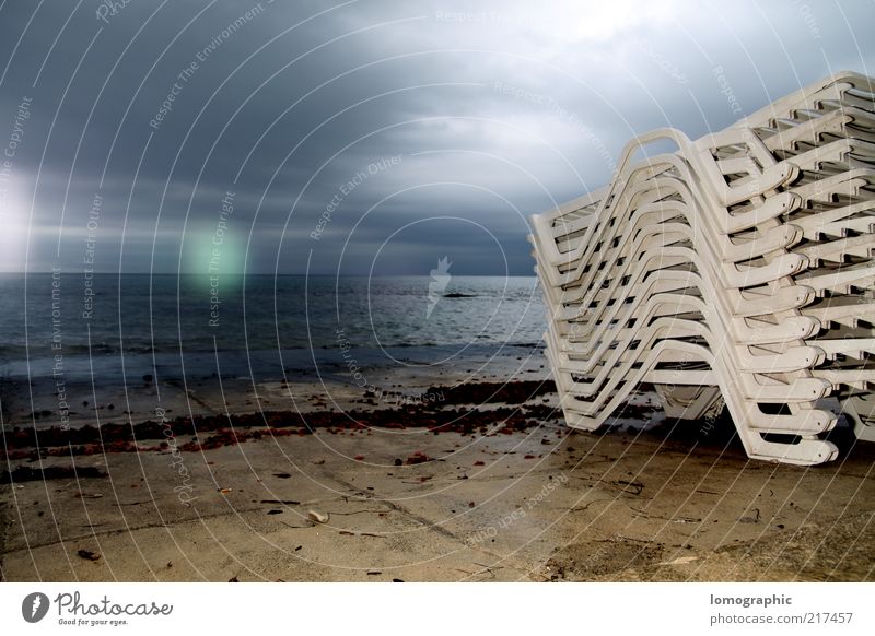 Hochstapler Wasser Nachthimmel Horizont Küste Strand Meer Liege Saisonende Stapel Kroatien Stapelliege Erholung hell blau Blendenfleck Farbfoto Außenaufnahme