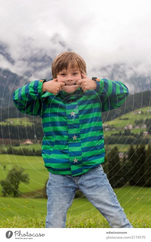 Quatsch machen Ausflug Berge u. Gebirge maskulin Junge 1 Mensch Herbst Nebel Wiese Jacke blond kurzhaarig Bewegung stehen authentisch frech frei klein lustig