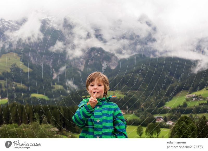 Peace Ausflug Berge u. Gebirge maskulin Kind Junge 1 Mensch Sommer Herbst Nebel Wald Jacke kurzhaarig Lächeln Blick stehen frech frei klein natürlich niedlich