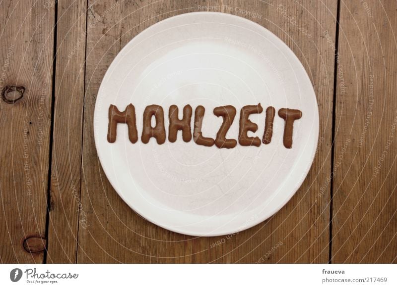 aufessen sonst wird das wetter schlecht Lebensmittel Süßwaren Ernährung Mittagessen Teller Buchstaben Holztisch Farbfoto Gedeckte Farben Innenaufnahme Tag