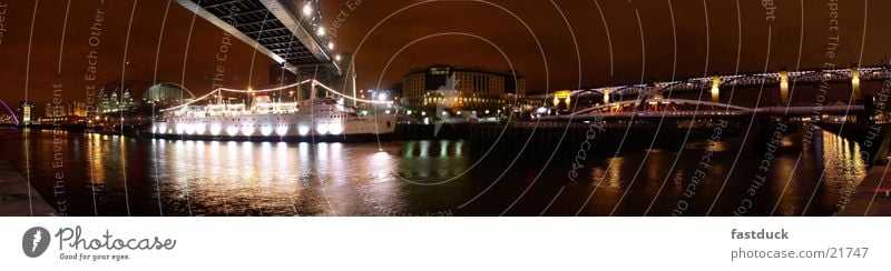 Bridges to Newcastle England Großbritannien Nacht Reflexion & Spiegelung Langzeitbelichtung rot Architektur Abend Wasser