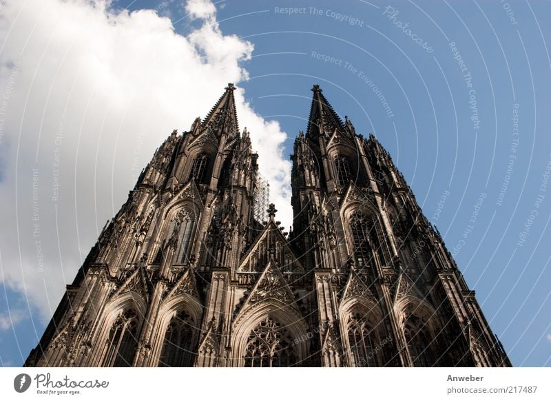 Kölner Dom Himmel Wolken Schönes Wetter Nordrhein-Westfalen Deutschland Europa Skyline Kirche Bauwerk Gebäude Architektur Sehenswürdigkeit Wahrzeichen Denkmal