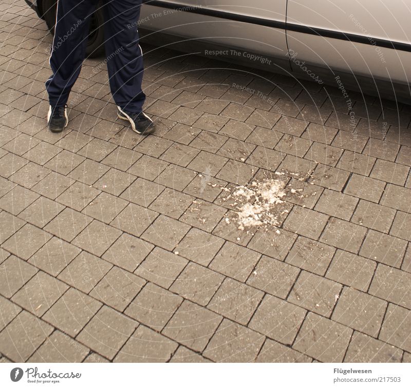 Auskotzen Beine Fuß Kunst dehydrieren Ekel sauer Hemmungslosigkeit Alkoholsucht Desaster Erbrechen spucken Magen Übelkeit flau Übelriechend Parkplatz PKW