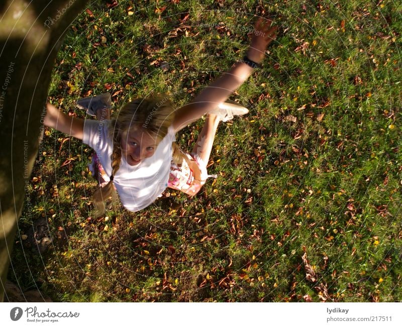 juchu Mädchen Kindheit Natur Luft Herbst Schönes Wetter Blatt Wiese blond langhaarig Bewegung lachen Spielen springen toben frech frei Fröhlichkeit verrückt