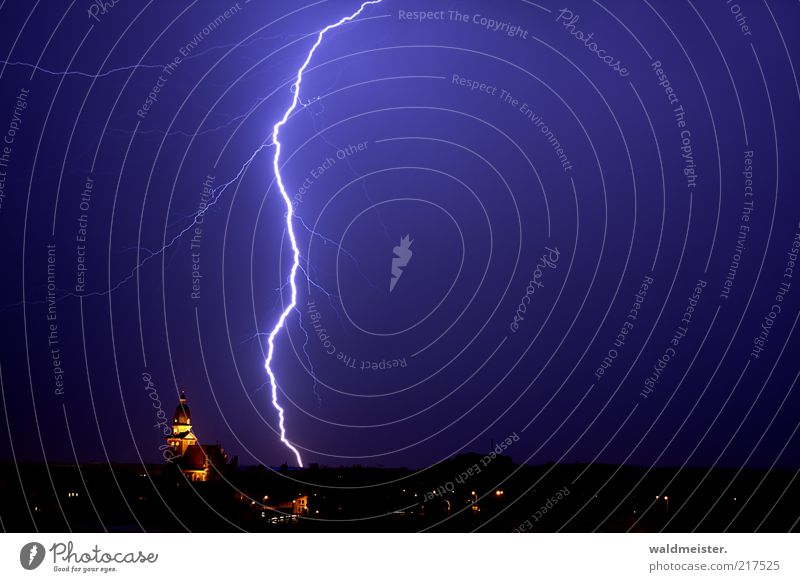 Blitzeinschlag Urelemente Unwetter beobachten hören gigantisch groß gruselig blau Angst Naturphänomene Lichterscheinung Elektrizität gefährlich Gewitter