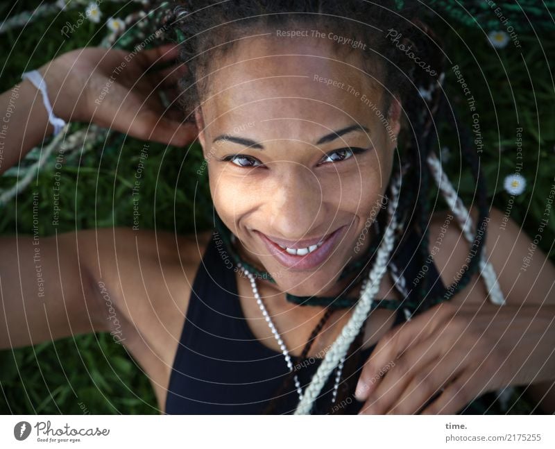 . feminin Frau Erwachsene 1 Mensch Schönes Wetter Wiese T-Shirt Schmuck Haare & Frisuren brünett Rastalocken Afro-Look beobachten Erholung lachen liegen Blick