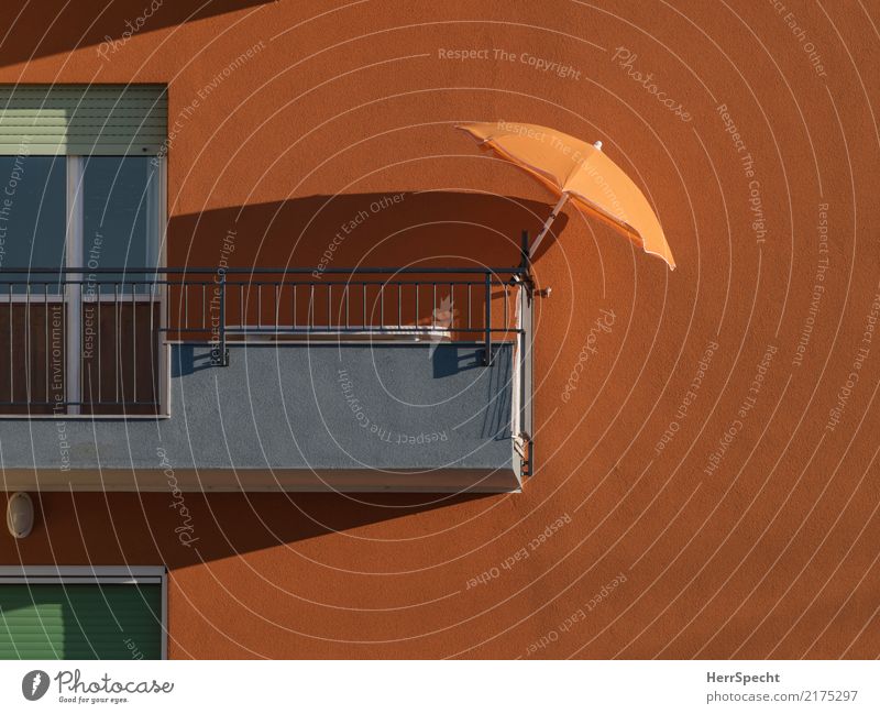 Balkonien hat bald Pause Erholung ruhig Sommer Sonnenbad Häusliches Leben Wohnung Haus Bauwerk Gebäude Architektur Mauer Wand positiv Stadt orange Zufriedenheit