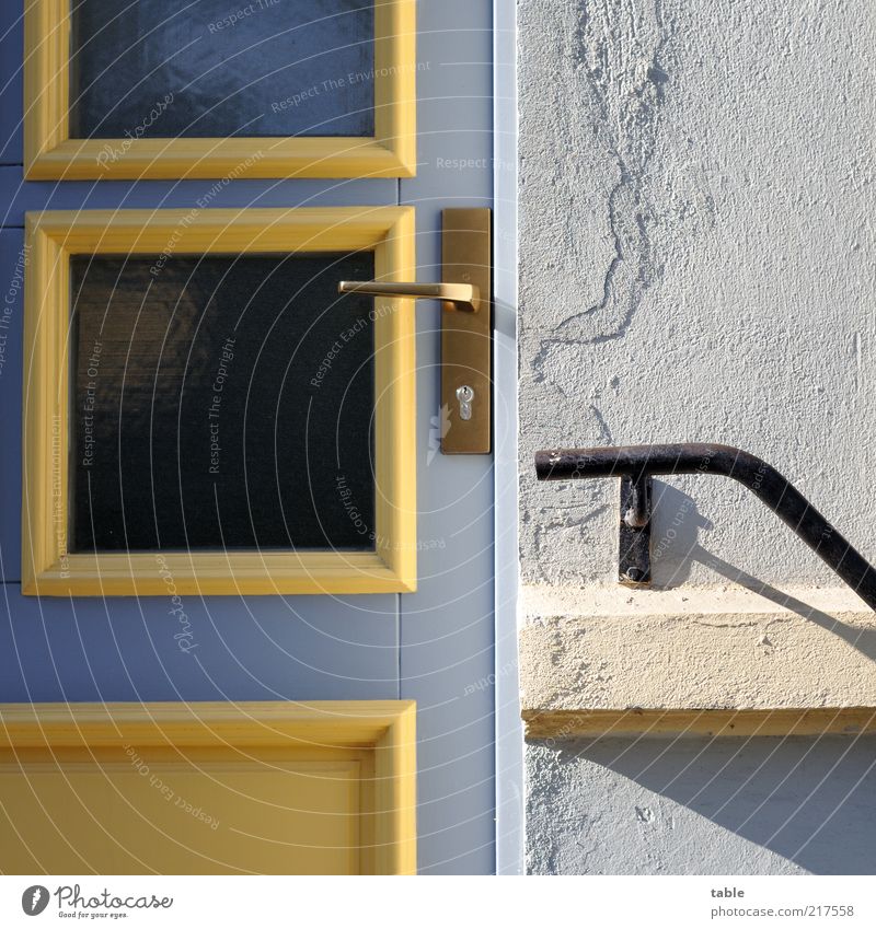 keiner zuhause Häusliches Leben Haus Mauer Wand Tür Eingangstür Schloss Griff Fassade Treppengeländer Fensterscheibe Glas Stein Holz Metall blau gelb grau weiß