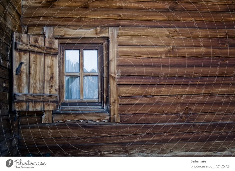 Fenster mit Aussicht Sommer Schönes Wetter Sextener Dolomiten Gipfel Hütte Holz Glas blau braun Berghütte Alm Fensterscheibe Fensterladen Natur Farbfoto