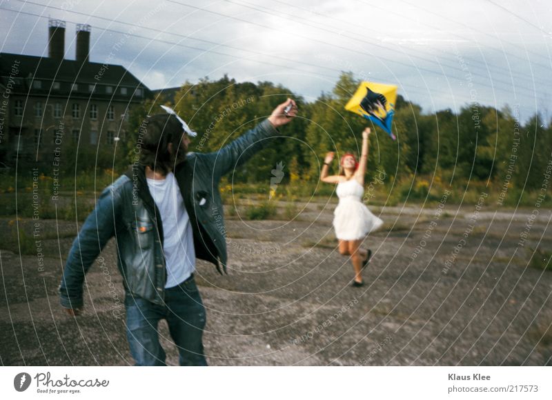 AND LET YOUR KITES RISE . Stil Freude Freiheit Lenkdrachen Drachenfliegen Mensch maskulin feminin Junge Frau Jugendliche Junger Mann Partner Leben 2 18-30 Jahre