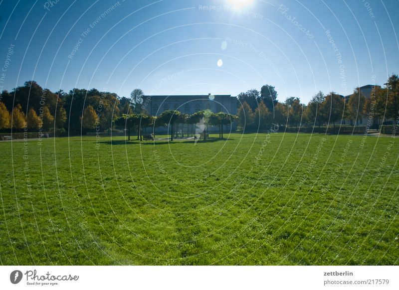 Thüringisches Hauptstaatsarchiv Weimar Haus Bauwerk Gebäude Sehenswürdigkeit Blick Oktober wallroth Park Wiese Rasen Gras Sonnenuntergang Blendenfleck Farbfoto