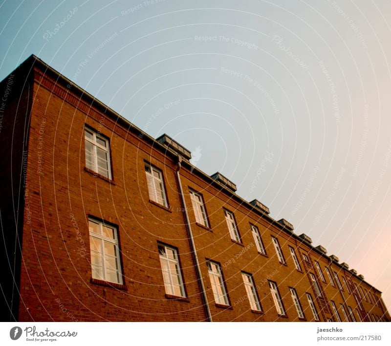 Kasernenflucht Haus Bauwerk Gebäude Architektur Fenster ästhetisch rot standhaft stagnierend Surrealismus Backstein groß Militärgebäude alt historisch