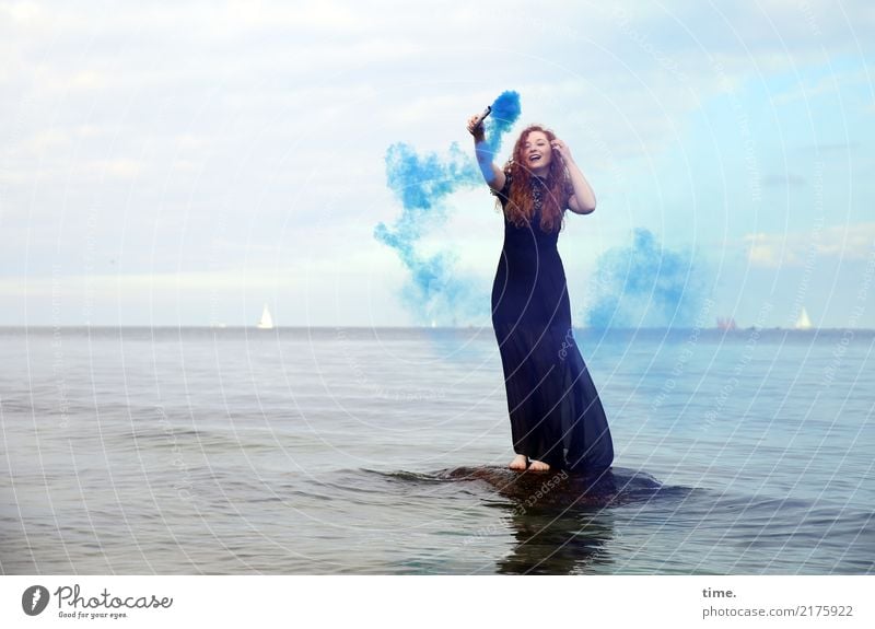 Nina feminin Frau Erwachsene 1 Mensch Wasser Himmel Wolken Horizont Küste Ostsee Kleid rothaarig langhaarig Fackel Stein festhalten lachen stehen