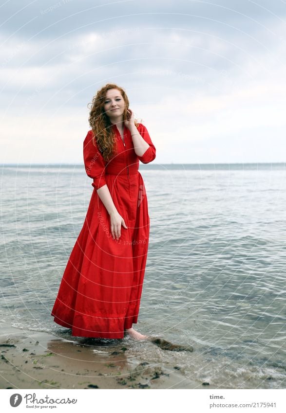 Nina feminin Frau Erwachsene 1 Mensch Wasser Himmel Wolken Küste Ostsee Kleid Barfuß rothaarig langhaarig Locken beobachten Erholung Lächeln Blick stehen warten