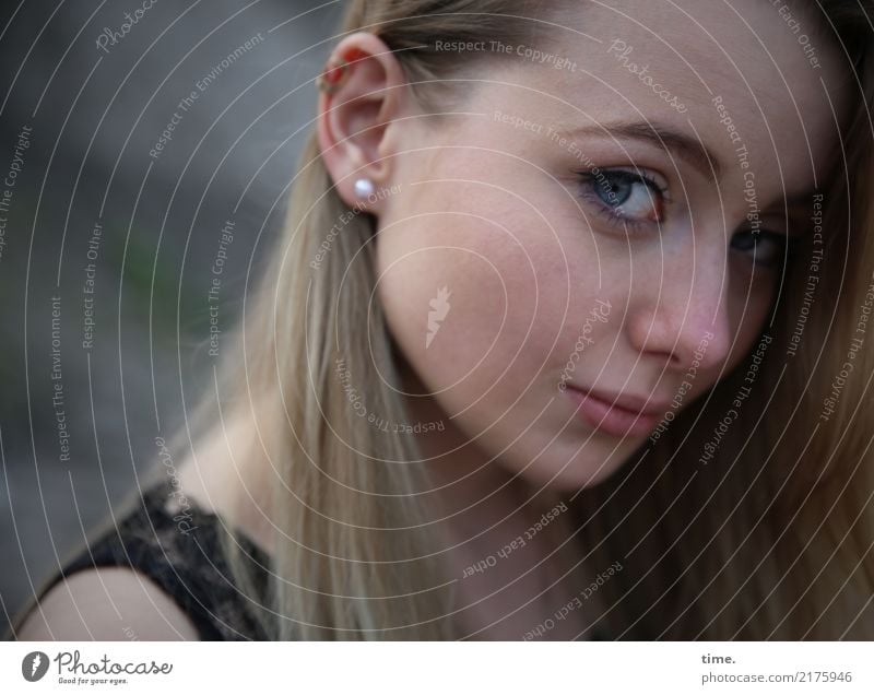 Lena feminin Frau Erwachsene 1 Mensch T-Shirt Schmuck Ohrringe blond langhaarig beobachten Denken Blick warten dunkel schön Gefühle Sicherheit Schutz