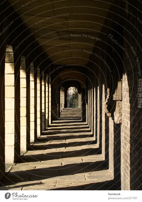 Sonnengang Nachmittag historisch Friedhof in London Gang