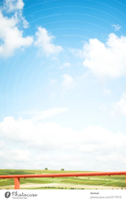 Unbekannte Landschaft Umwelt Natur Himmel Wolken Horizont Sonnenlicht Sommer Klima Schönes Wetter Gras Feld Geländer frei blau grün rot Farbfoto mehrfarbig