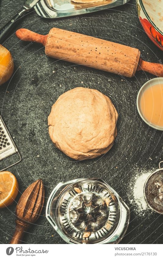 Teig auf dem Küchentisch Lebensmittel Teigwaren Backwaren Ernährung Geschirr Stil Design Häusliches Leben Tisch gelb backen Nudelholz Zutaten Kuchen Brot