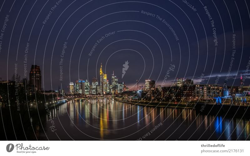 Frankfurt, Skyline am Abend Flussufer Stadt Stadtzentrum Haus Hochhaus Bankgebäude Brücke Architektur Sehenswürdigkeit Wahrzeichen ästhetisch hell hoch kalt