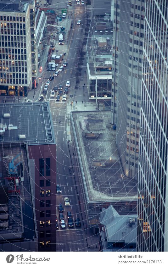 Frankfurt, Häuserschlucht Frankfurt am Main Stadt Stadtzentrum Haus Hochhaus Bankgebäude Bauwerk Gebäude Architektur Verkehr Berufsverkehr Straßenverkehr