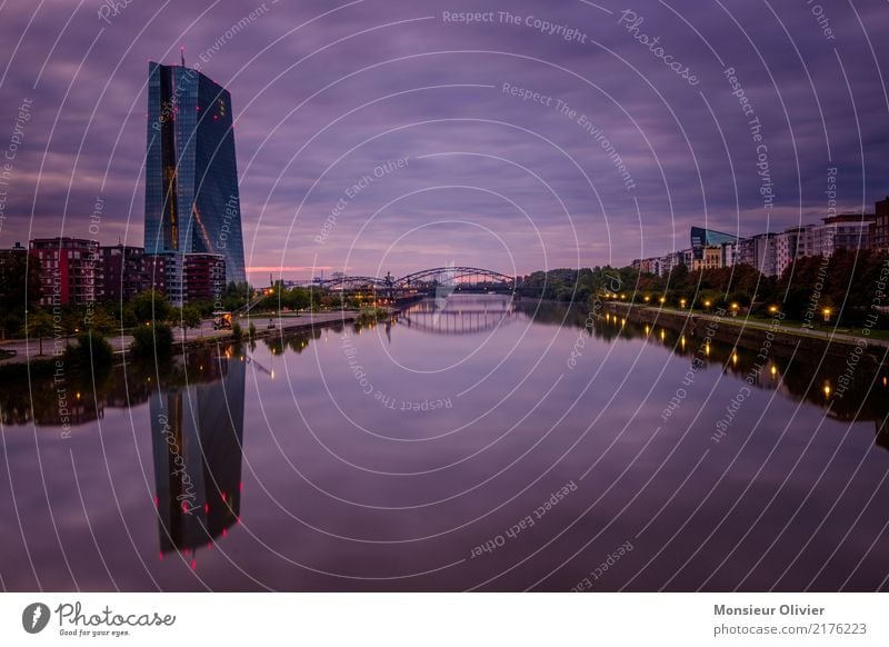 Morgendämmerung über Frankfurt Frankfurt am Main Stadt Stadtzentrum Skyline Hochhaus Bankgebäude Europäische Zentralbank Großstadt Grossstadtromantik