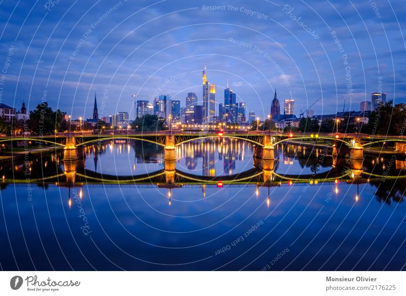 Skyline Frankfurt am Main Stadt Stadtzentrum Bankgebäude Brücke Architektur Himmel Wolken blau Reflexion & Spiegelung Lichterscheinung Lichtermeer Hochhaus