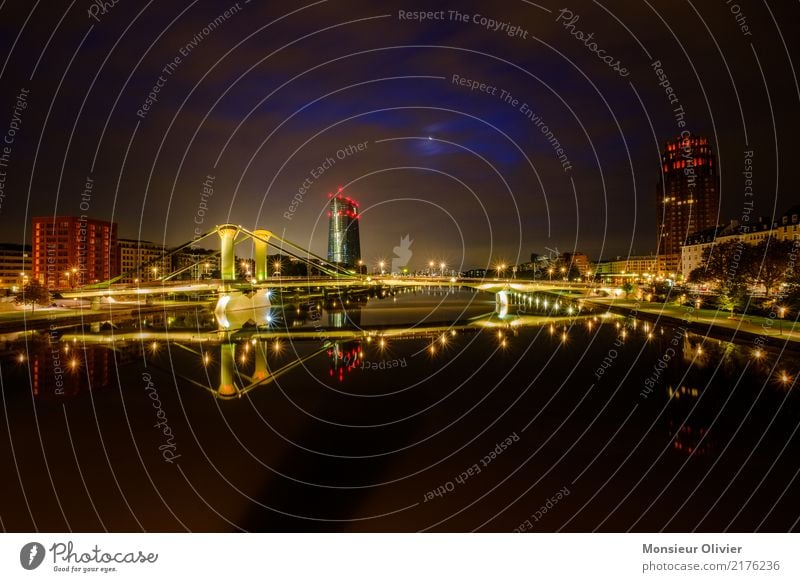 Stadtlandschaft im Morgengrauen Frankfurt am Main Stadtzentrum Hochhaus Bankgebäude Großstadt Grossstadtromantik Skyline Brücke Reflexion & Spiegelung Himmel