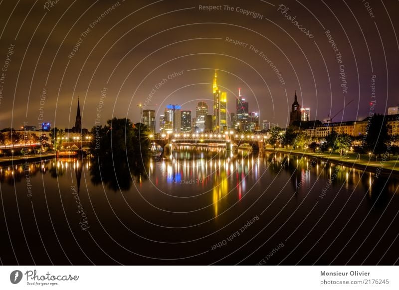 Mainhattan Skyline Frankfurt am Main Hochhaus Stadt Großstadt Fluss Hessen Deutschland Bankgebäude Bankenviertel Nacht Morgen Morgendämmerung blau Architektur