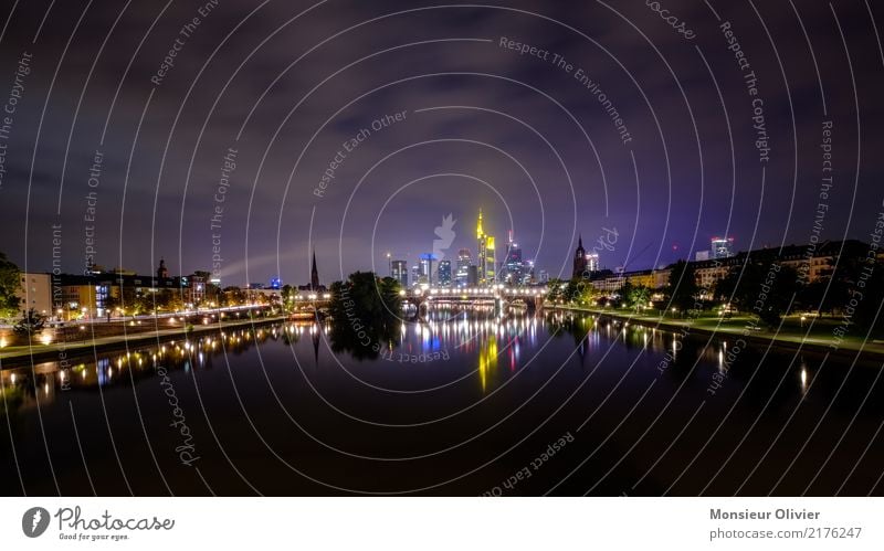 Mainhattan Skyline, Frankfurt am Main Hochhaus Stadt Großstadt Fluss Hessen Deutschland Bankgebäude Bankenviertel Nacht Morgen Morgendämmerung blau Architektur