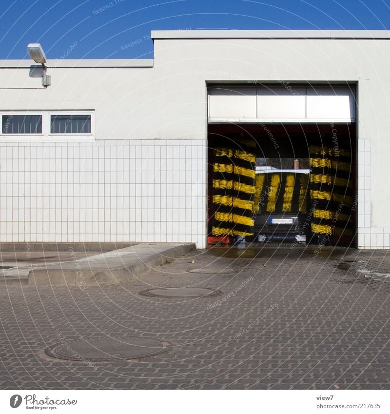 Waschtag Arbeitsplatz Industrie Haus Industrieanlage Mauer Wand Fassade Verkehr Verkehrsmittel Straße Fahrzeug PKW Stein Beton machen Reinigen authentisch