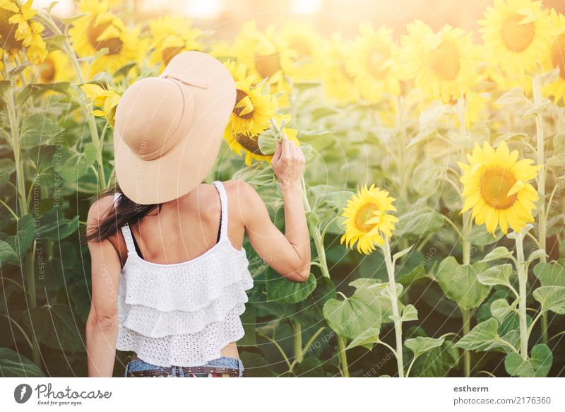 Mädchen auf dem Gebiet der Sonnenblumen Lifestyle Stil Freude Wellness Ferien & Urlaub & Reisen Abenteuer Freiheit Mensch feminin Junge Frau Jugendliche