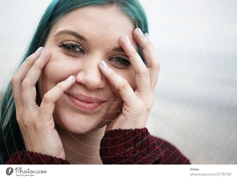 Lique feminin Frau Erwachsene 1 Mensch Wasser Küste Strand Ostsee Pullover Haare & Frisuren langhaarig Scheitel beobachten festhalten Lächeln Blick