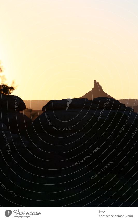 From Dusk till Dawn Natur Landschaft Erde Sand Klima Wärme Felsen Schlucht verwittert Sandstein Stein trocken gelb gold schwarz Warmherzigkeit ästhetisch bizarr