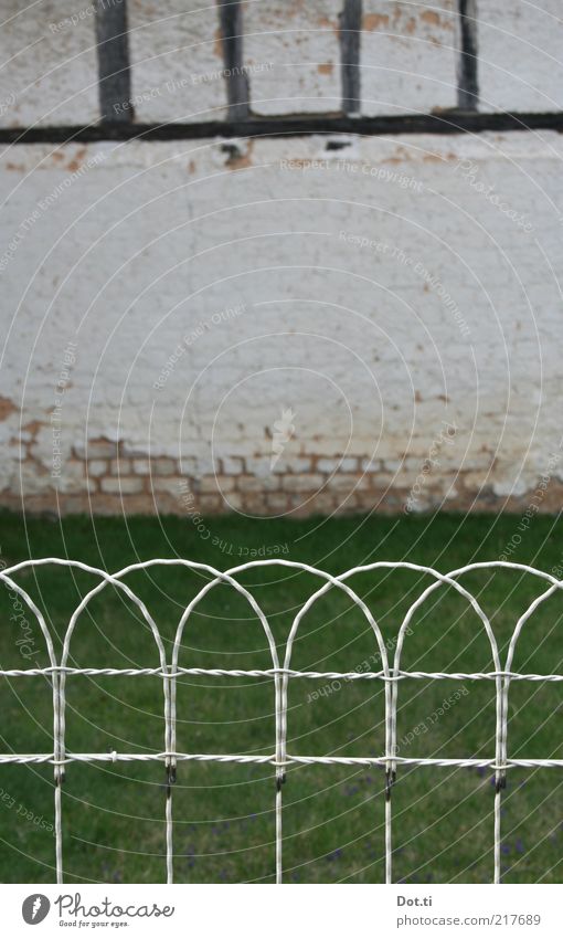 Dorfschönheit Haus Gebäude Mauer Wand Fassade Garten alt Symmetrie Zaun Draht Fachwerkfassade Scheune ländlich Vorgarten Gras Rasen ornamental rustikal Wiese