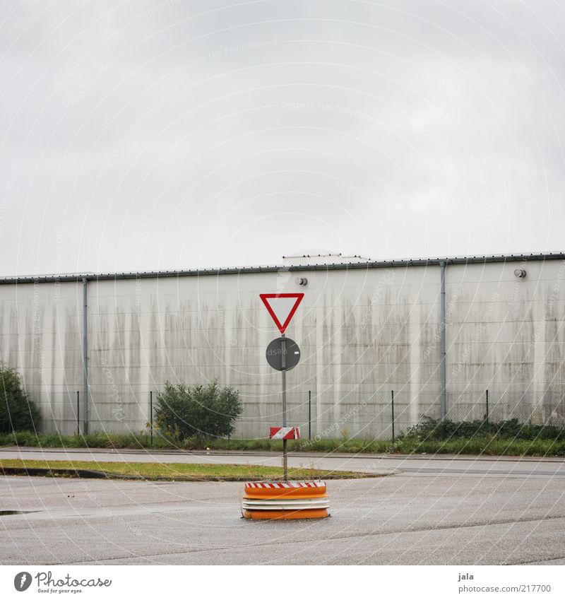 verkehrszeichen 205 Himmel schlechtes Wetter Gras Sträucher Industrieanlage Fabrik Platz Bauwerk Gebäude Verkehrsschild Vorfahrt Verkehrswege Straße