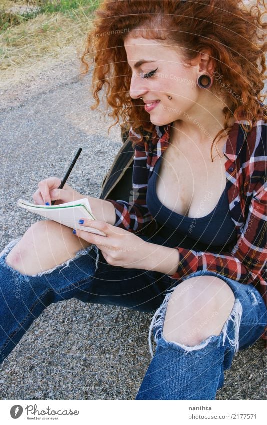 Junges Rothaarigefrauenschreiben in einem Notizbuch Lifestyle Stil schön lernen Schüler Mensch feminin Junge Frau Jugendliche 1 18-30 Jahre Erwachsene Kultur