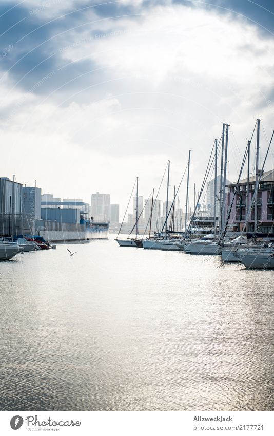 Genua 2 Farbfoto Außenaufnahme Gedeckte Farben Tag Menschenleer Ferien & Urlaub & Reisen Ausflug Städtereise Sightseeing Hafenstadt Wasserfahrzeug Schifffahrt